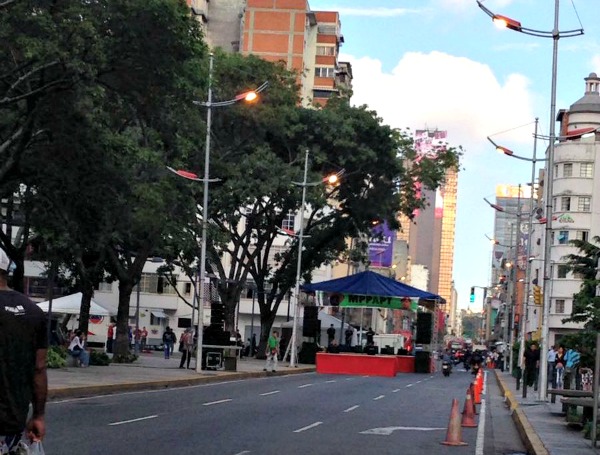 Tarimas chavistas trancan principales avenidas del centro de Caracas este #16Sep (Fotos)