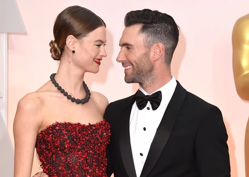 Este es el extraño nombre que Adam Levine y su esposa le pusieron a su pequeña hija