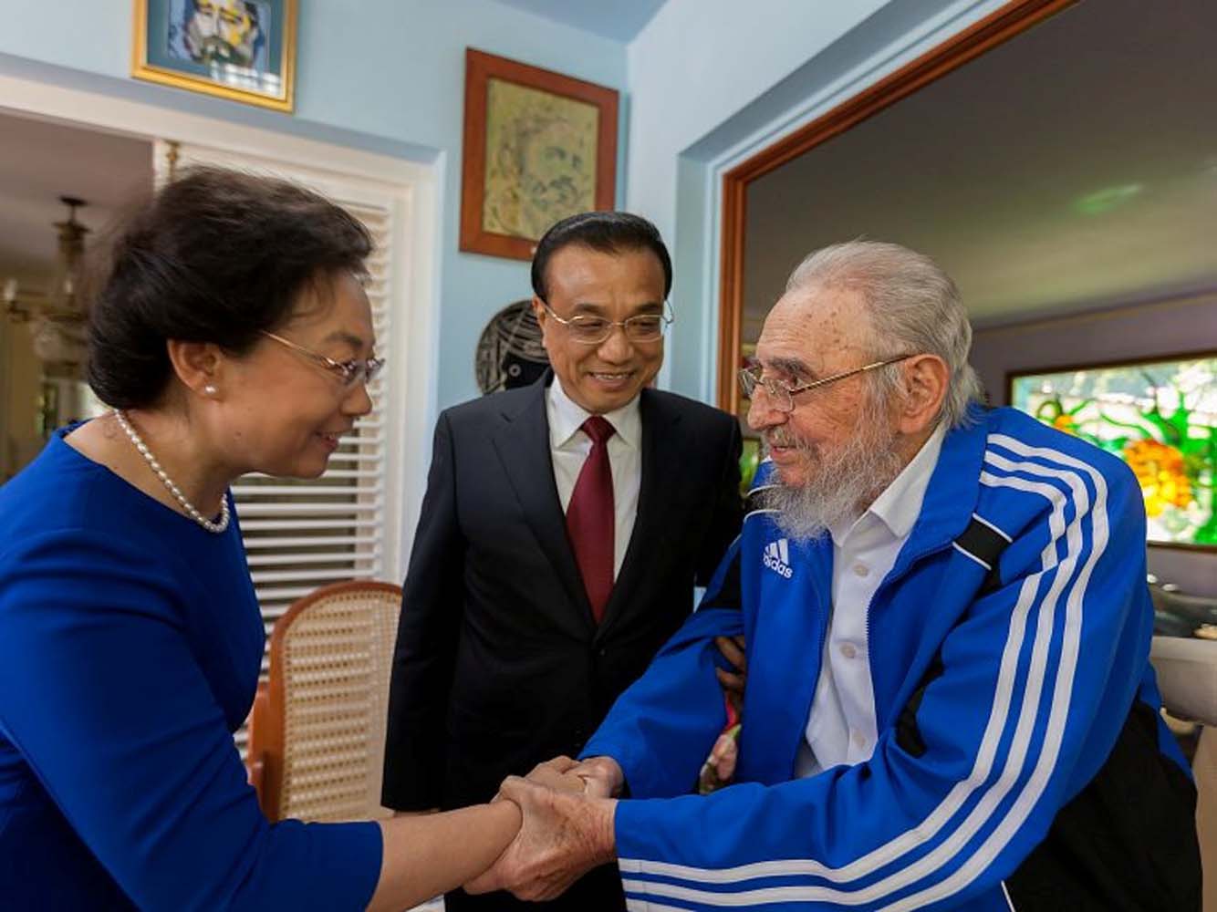 El dictador Fidel Castro aparece más a menudo en público (fotos)