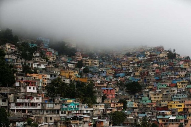 Vista general de Puerto Príncipe mientras se aproxima el Huracán Matthew, en Haití. Los haitianos que viven en chozas vulnerables frente al mar buscaban refugio en momentos en que el huracán Matthew, la tormenta caribeña más fuerte en nueve años, se acercaba al país y causaba mareas de tormenta, viento y lluvia en la costa. REUTERS/Carlos Garcia Rawlins