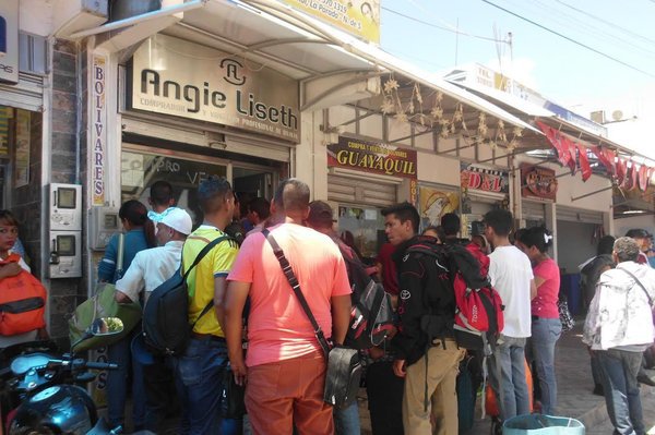A pesar de la devaluación del bolívar, miles de venezolanos siguen comprando en Cúcuta