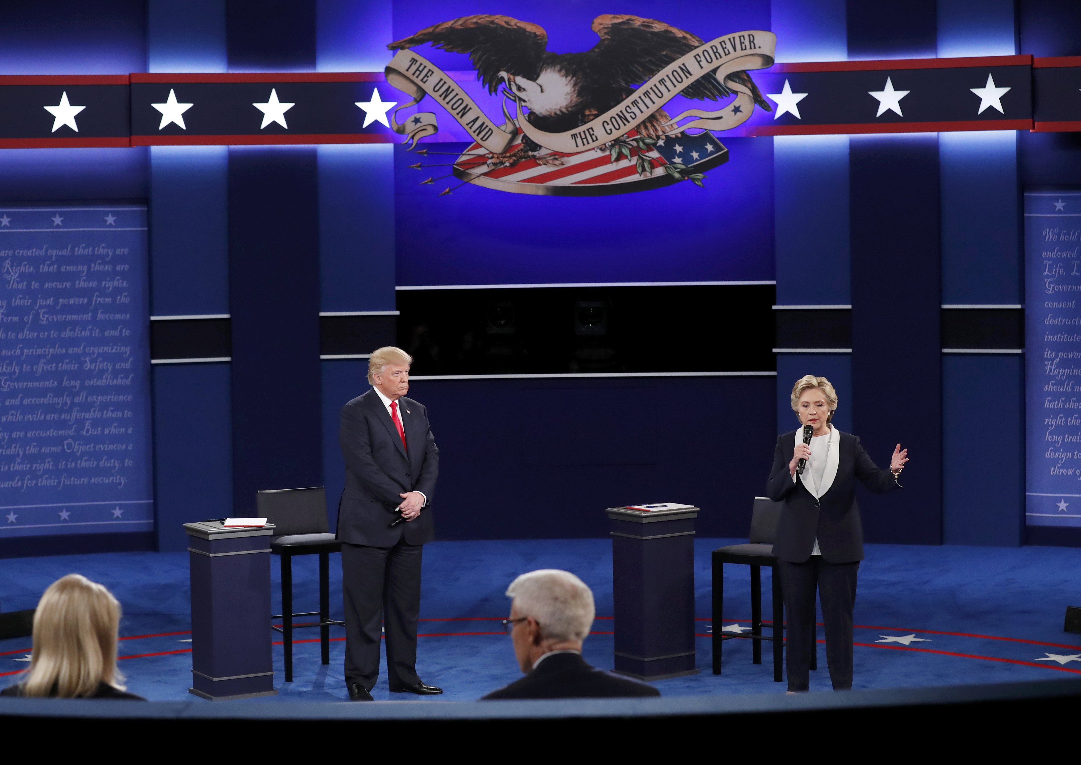 Trump y Clinton cruzan ataques sobre escándalos sexuales en su segundo debate