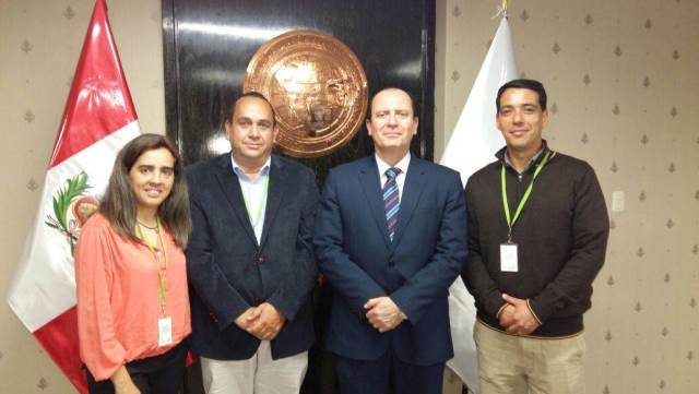 Oscar Pérez junto al Superintendente Nacional de Migraciones de Perú Eduardo Sevilla y miembros de la ONG Unión Venezolana en Perú