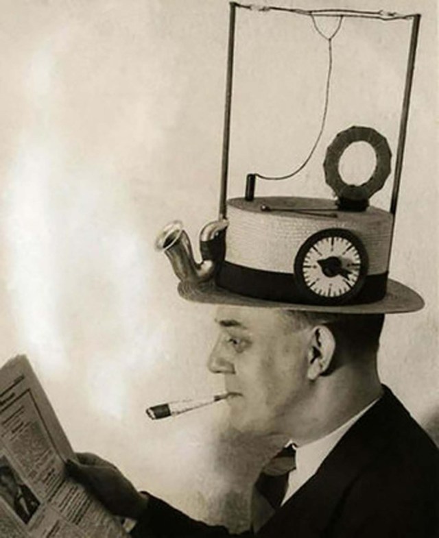 Los 'smartphones' actuales nos permiten escuchar música, ver películas y leer las noticias. Pero, ¿quién necesita un teléfono inteligente pudiendo tener un radiosombrero? (1931)