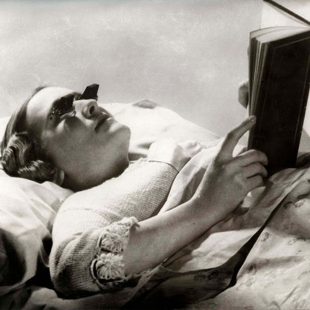 ¿A quién no le gusta leer acostado? Estas gafas permitían disfrutar de un libro en la cama sin dañar la visión (1936).