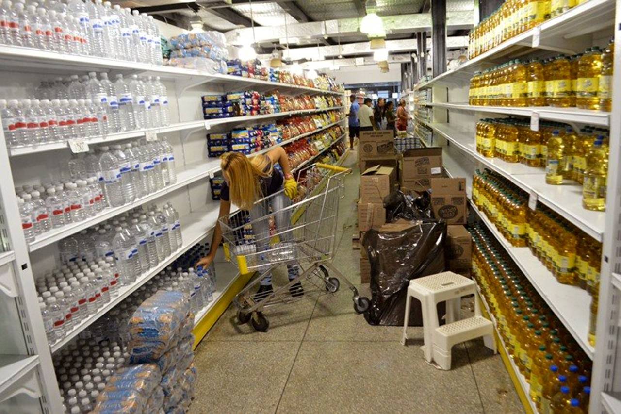 Los anaqueles se llenan de productos para Navidad, pero pocos venezolanos pueden comprarlos