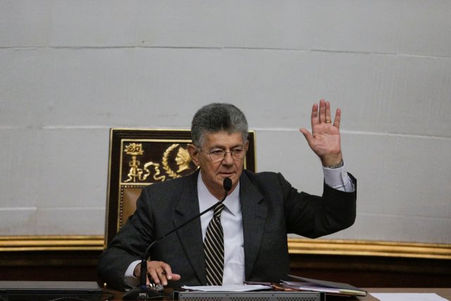 Henry Ramos Allup, president of the National Assembly and deputy of the Venezuelan coalition of opposition parties (MUD), raises his hand as he votes during a session of the National Assembly in Caracas, Venezuela October 23, 2016. REUTERS/Marco Bello