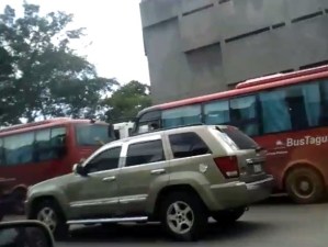 ¡Autobuses y más autobuses! Lo que hace Nicolás para tener pueblo que lo “respalde” (Video)