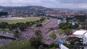 ¡DE PUNTA A PUNTA! Calcula cuánta gente había en el Distribuidor Altamira durante la #TomadeVenezuela (FOTOS)