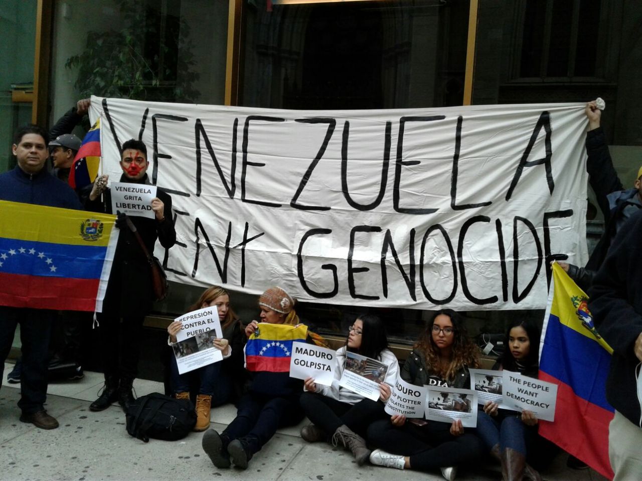 Exiliados protestaron a las puertas del consulado de Venezuela en Nueva York