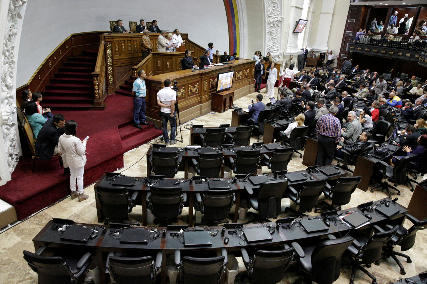 Parlamento de Venezuela pospondría juicio contra Maduro para favorecer diálogo