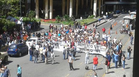 Trabajadores del CNE protestan para exigir aumento de sueldo y contrato colectivo