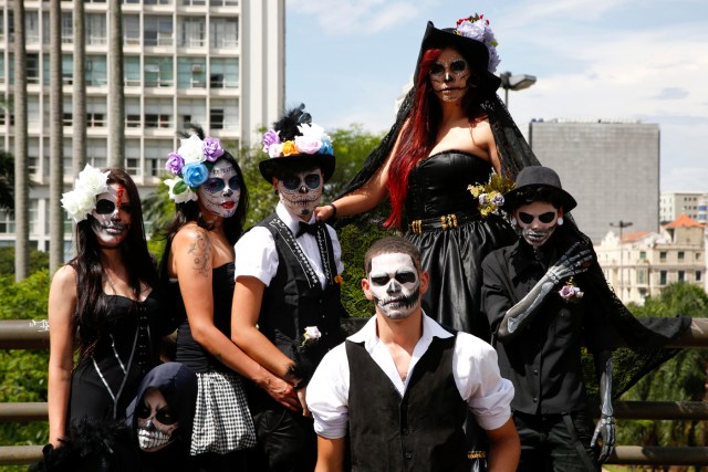 BRA51. SAO PAULO (BRASIL), 02/11/2016.- Un grupo de jóvenes participa hoy, miércoles 02 de noviembre de 2016, de la realización de la Marcha Zombie en Sao Paulo (Brasil). Cientos de habitantes salieron a las calles con sus típicos trajes de muertos vivientes, brujas, vampiros y personajes de terror para que participar en la onceava edición de la Zombie Walk SP, una costumbre adoptada en diversos países del mundo y que Sao Paulo acoge desde el 2006 en el Día de los Muertos. EFE/Sebastião Moreira