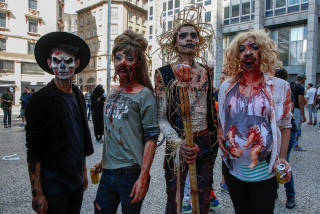 BRA60. SAO PAULO (BRASIL), 02/11/2016.- Un grupo de jóvenes usando disfraces y maquillajes alusivos a personajes de terror participa hoy, miércoles 02 de noviembre de 2016, de la realización de la Marcha Zombie en Sao Paulo (Brasil). Cientos de habitantes salieron a las calles con sus típicos trajes de muertos vivientes, brujas, vampiros y personajes de terror para que participar en la onceava edición de la Zombie Walk SP, una costumbre adoptada en diversos países del mundo y que Sao Paulo acoge desde el 2006 en el Día de los Muertos. EFE/Sebastião Moreira