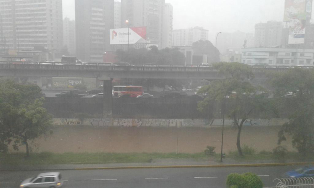 Reportan crecida del río Guaire a la altura de Bello Monte y desborde en Caricuao (fotos)