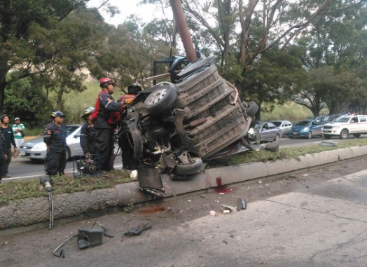 Terrible accidente de tránsito en la Francisco Fajardo dejó un carro doblado en un poste (FOTOS)