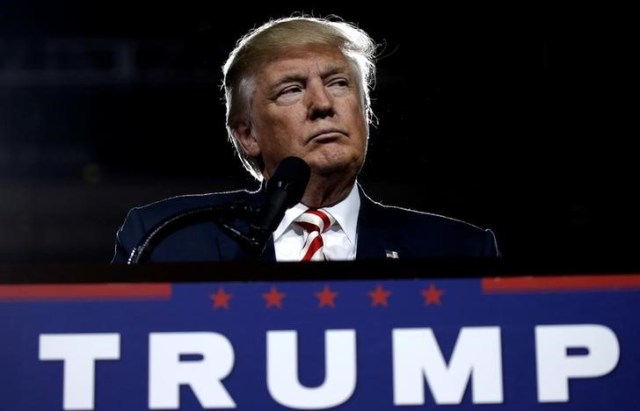 El candidato republicano a la presidencia de Estados Unidos, Donald Trump, en un mitin de campaña en Prescott Valley, Arizona, oct 4, 2016. El candidato republicano a la presidencia de Estados Unidos, Donald Trump, demandó al registro de votantes del condado de Clark, en Nevada, por un local de votación en Las Vegas que recibió permiso a fines de la semana pasada para seguir abierto y admitir a la gente que hacía fila para emitir su sufragio.   REUTERS/Mike Segar /File Photo