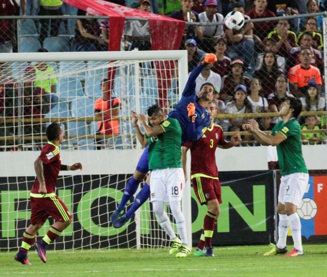 Football Soccer - Venezuela v Bolivia - World Cup 2018 Qualifiers - Monumental Stadium, Maturin, Venezuela - 10/11/16. Venezuela's goalkeeper Daniel Hernandez (C) in action. REUTERS/Marco Bello