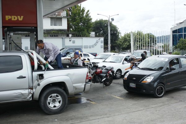Persisten las colas de vehículos en las estaciones de servicio de San Cristóbal