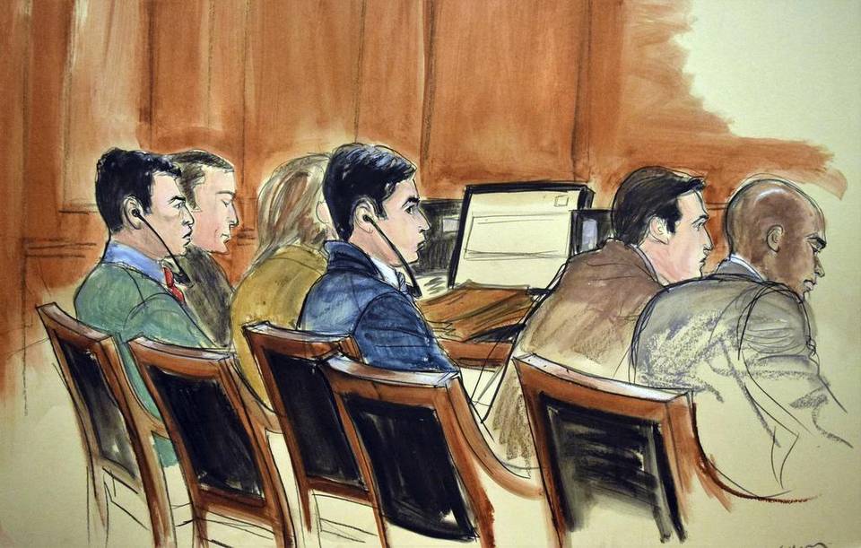 En este boceto artístico se ve a los acusados, Francisco Flores, con audífonos, a la izquierda, y a Efraín Campo, también con audífonos, al centro. Elizabeth Williams AP 