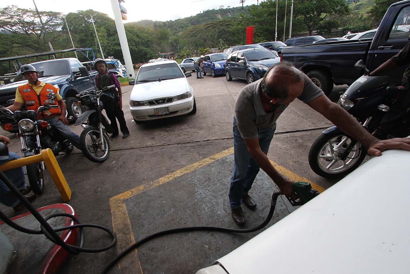 Venezuela abre este lunes estaciones de gasolina en pesos colombianos y reales brasileños