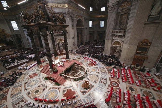 ALT109. Vatican City (Vatican City State (holy See)), 19/11/2016.- Pope Francis (C) speaks during the Consistory ceremony at the St. Peter's Basilica in Vatican, 19 November 2016. Pope Francis has named 17 new cardinals, 13 of them under age 80 and thus eligible to vote in a conclave to elect his successor. (Papa) EFE/EPA/STEFANO RELLANDINI/POOL