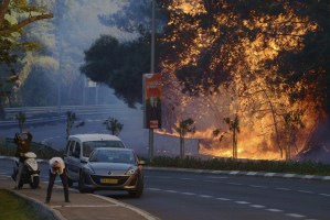 Más de 80.000 personas evacuadas por un incendio forestal presuntamente provocado en Israel (FOTOS)