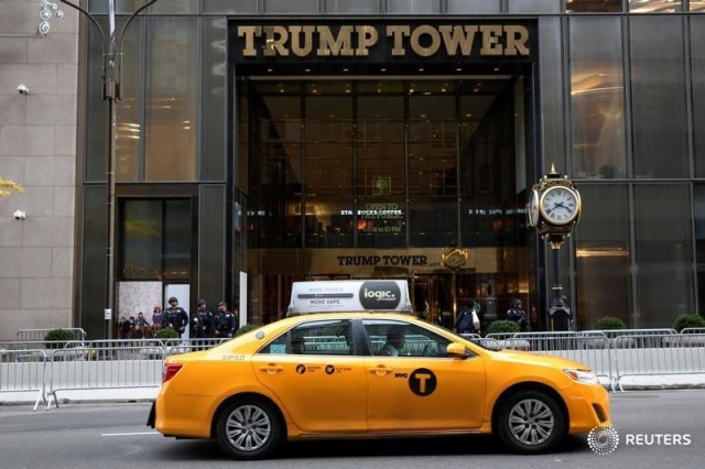 En la imagen, un taxi de la ciudad de Nueva York pasa frente a la Torre Trump, Estados Unidos, 10 de noviembre, 2016. Bailey White, de 13 años, se paró pacientemente el miércoles por la tarde con su pequeño hermano Keaton en una fila de la tienda de regalos ubicada dentro de la Torre Trump en la Quinta Avenida de Nueva York, cada uno con un terrier de peluche llamado Charlie que costaba 35 dólares. REUTERS/Brendan McDermid - RTX2T3QA