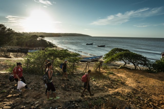 Migrantes preparándose para abordar los barcos de los contrabandistas que los llevarán de Venezuela a Curazao Credit Meridith Kohut para The New York Times