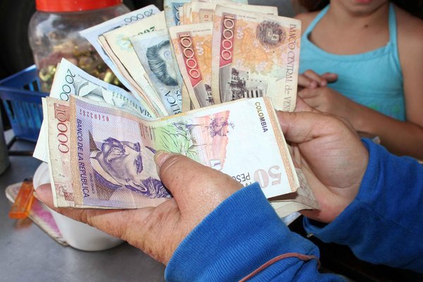 Devaluación del bolívar frente al peso genera distorsiones y fortalece el contrabando