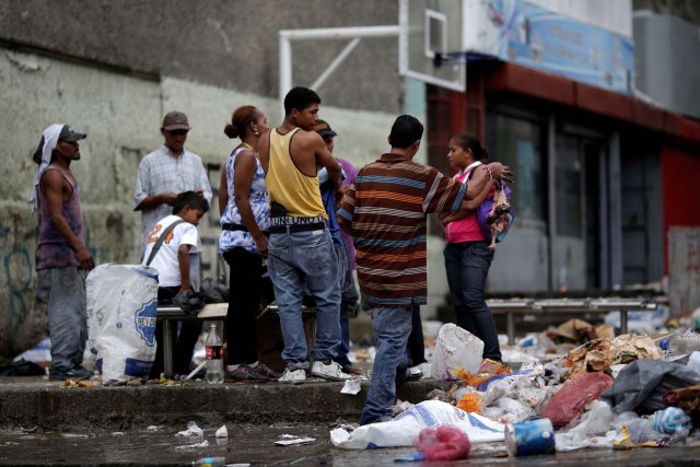 People search through the garbage on a street in Caracas, Venezuela, November 30, 2016. REUTERS/Ueslei Marcelino