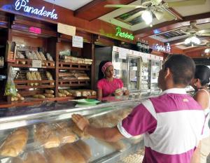 Maduro culpa a panaderos por las colas y la escasez de harina