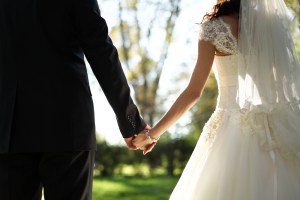 ¿Ya no lanzan el Bouquet? Invitados obligan a los novios a tener sexo en plena boda