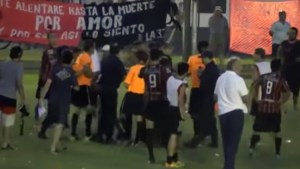 ¡Santo Padre!… Así fue la paliza que le dieron a un árbitro de fútbol en Argentina (VIDEO)