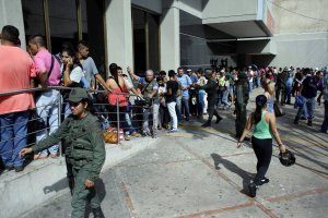 Venezuela en una nueva cola, ahora, para tratar de salvar sus devaluados billetes de 100