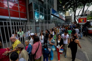 Venezolanos esperan nuevos billetes, con filas en los bancos e incertidumbre