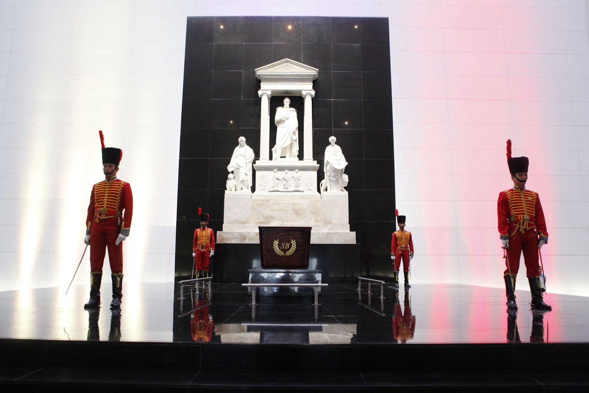 Rinden honores a Simón Bolívar en la conmemoración de su muerte