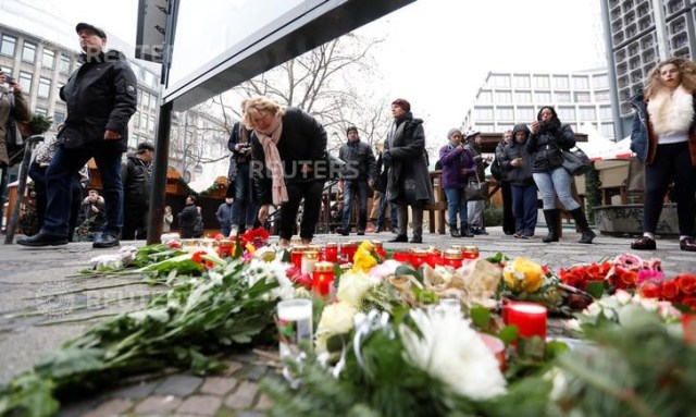 Personas se reúnen a depositar flores fuera de Gedaechniskirche en Berlín, cerca de donde un camión arremetió contra los asistentes a una feria navideña, causando la muerte de 12 personas. REUTERS/Pawel Kopczynski