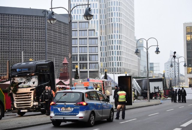 Forensic experts stand next to a truck on December 20, 2016 at the scene where it crashed into a Christmas market near the Kaiser-Wilhelm-Gedaechtniskirche (Kaiser Wilhelm Memorial Church) in Berlin. German police said they were treating as "a probable terrorist attack" the killing of 12 people when the speeding lorry cut a bloody swath through the packed Berlin Christmas market. / AFP PHOTO / Tobias SCHWARZ