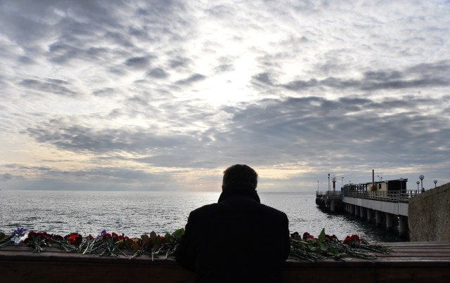 A man looks out at the Black Sea from the coastal city of Sochi, on December 26, 2016, a day after a military plane crashed out at sea. A Russian military plane crashed on its way to Syria on December 25, with no sign of survivors among the 92 onboard, who included dozens of Red Army Choir members heading to celebrate the New Year with troops. Russia's defence ministry said a body had been recovered from the Black Sea. / AFP PHOTO / VASILY MAXIMOV