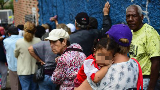 Por crisis, venezolanos venden bocadillos en calles dominicanas
