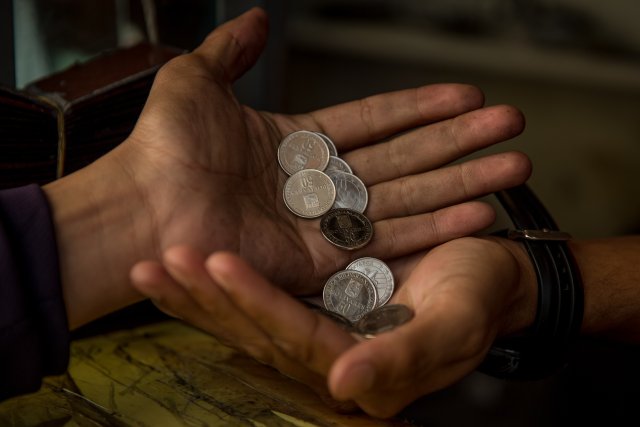 CAR30. CARACAS (VENEZUELA), 28/12/2016.- Vista de monedas de 50 Bolívares hoy, 28 de diciembre del 2016, en la ciudad de Caracas (Venezuela). El pasado 4 de diciembre el Banco Central de Venezuela (BCV) anunció que el 15 de ese mes entraría en vigencia una nueva familia monetaria con billetes de mayor denominación con el fin de "optimizar el actual cono monetario" del país. EFE/MIGUEL GUTIERREZ