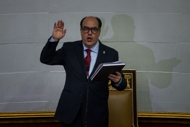 CAR17. CARACAS (VENEZUELA), 05/01/2017.- El diputado opositor Julio Borges toman juramento en la Asamblea Nacional hoy, jueves 5 de enero de 2017, en la ciudad de Caracas (Venezuela). El nuevo presidente de la unicameral Asamblea Nacional de Venezuela (AN, Parlamento), el diputado opositor Julio Borges, fue juramentado como jefe del Legislativo en sustitución de Henry Ramos Allup, así como dos nuevos vicepresidentes de la Cámara, también opositores. EFE/MIGUEL GUTIÉRREZ