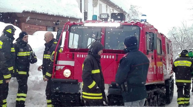 IT01 FARINDOLA (ITALIA) 19/1/2017 Fotografía facilitada a primera hora de hoy, 19 de enero de 2017, de bomberos durante la operación de rescate en el hotel Rigopiano, alcanzado por una avalancha previsiblemente producida por alguno de los cuatro terremotos de magnitud superior a los 5 grados registrados en el centro de Italia. Unas 30 personas se encuentran atrapadas en el hotel situado en la localidad de Farindola, en la región de los Abruzos. EFE/HO USO EDITORIAL NO VENTAS