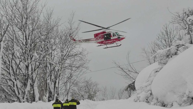 IT01 FARINDOLA (ITALIA) 19/1/2017 Fotografía facilitada a primera hora de hoy, 19 de enero de 2017, por los equipos de rescate de montaña de efectivos de rescate dirigiéndose al hotel Rigopiano, alcanzado por una avalancha previsiblemente producida por alguno de los cuatro terremotos de magnitud superior a los 5 grados registrados en el centro de Italia. Unas 30 personas se encuentran atrapadas en el hotel situado en la localidad de Farindola, en la región de los Abruzos. EFE/MATTEO GUIDELLI HO USO EDITORIAL NO VENTAS