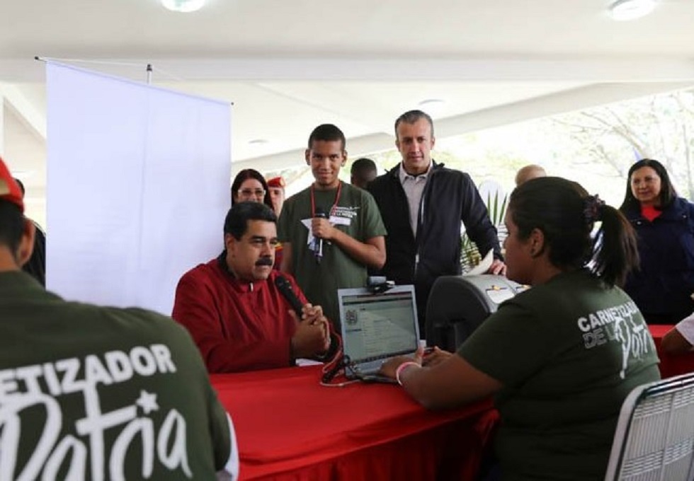 En Video: Maduro volvió a sacarse el Carnet de la Patria y no estaba inscrito en las Misiones