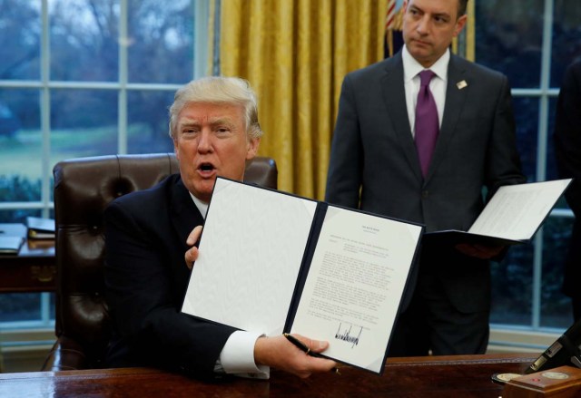 El presidente de Estados Unidos, Donald Turmp, muestra el decreto firmado en la Casa Blanca, Washington. 23 de enero 2017.El presidente Donald Trump firmó el lunes un decreto para retirar a Estados Unidos del Acuerdo Estratégico Transpacífico de Asociación Económica (TPP), cumpliendo con una de sus promesas de campaña. REUTERS/Kevin Lamarque