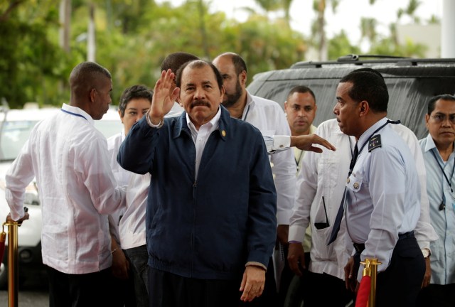 Nicaraguan President Daniel Ortega waves to the journalists at his arrival to the CELAC summit in Bavaro, Punta Cana, Dominican Republic, January 25, 2017. REUTERS/Andres Martinez Casares