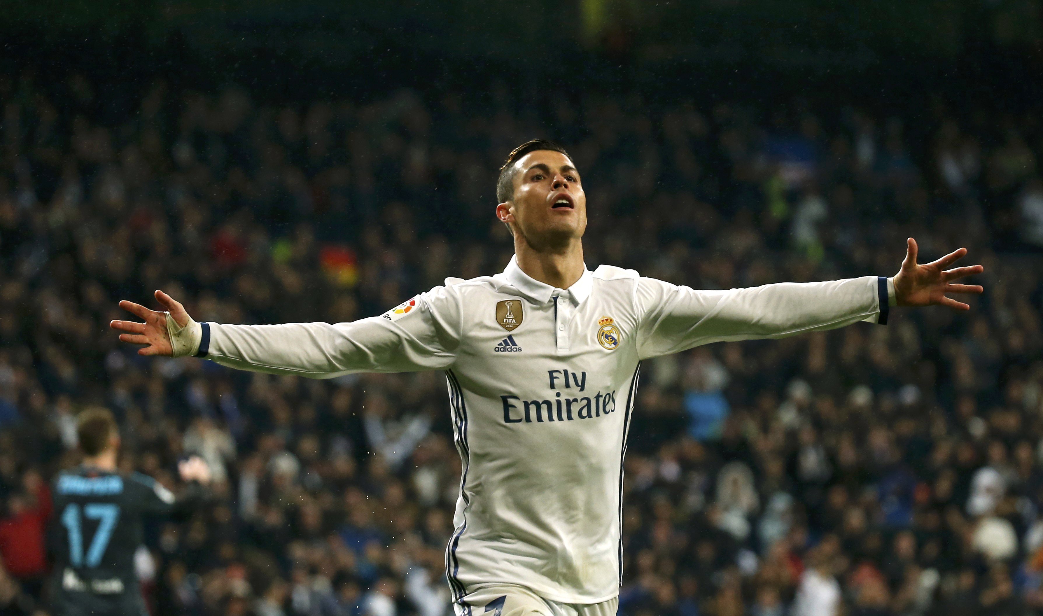 Real Madrid golea a la Real Sociedad y se distancia en la Liga