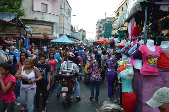 Buhoneros de Valencia presentan proyecto a Cámara de Comercio para salir de las calles